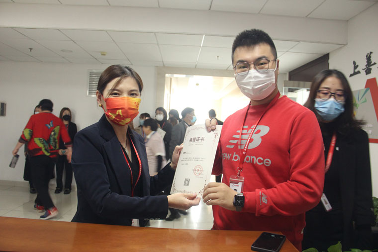 以爱之光,点亮未来!“智邦国际情系大凉山,捐衣赠物送暖阳”成功举办