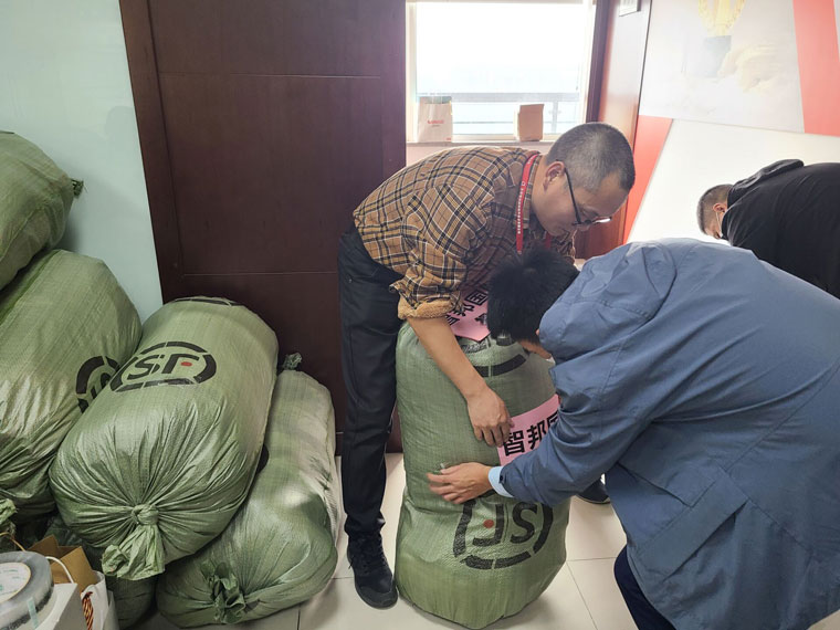 以爱之光,点亮未来!“智邦国际情系大凉山,捐衣赠物送暖阳”成功举办