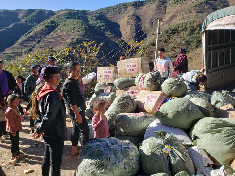 以爱之光,点亮未来!“智邦国际情系大凉山,捐衣赠物送暖阳”成功举办