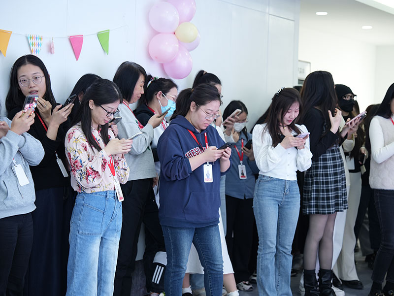 向美而生，灼灼其华，女神节快乐！